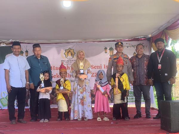 Apresiasi PENSIL Sekolah Ar-Rozzaq, Wahyu Danin Serahkan Hadiah