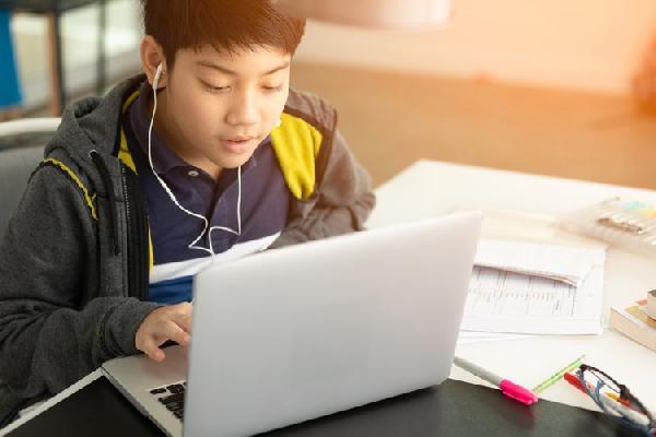 Efek Negatif Sekolah Daring pada Penglihatan Anak