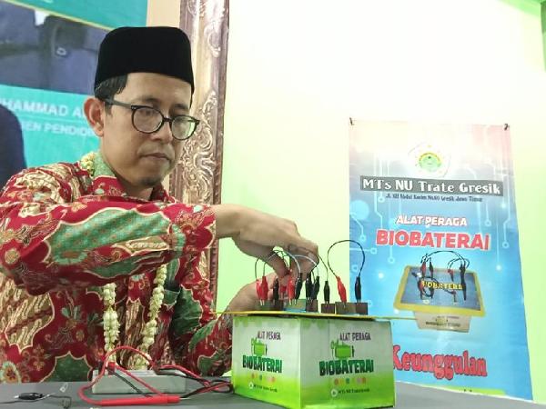 Guru MTs NU Trate Gresik Raih Penghargaan dengan Bio Baterai 