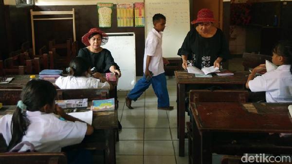 Kisah Guru Kembar 32 Tahun Cerdaskan Anak Terlantar