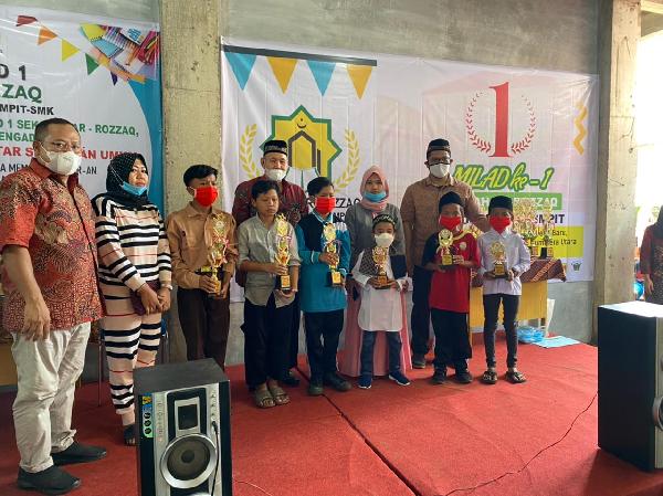 Milad Pertama, Sekolah AR-Rozzaq Bagi-bagi Sembako