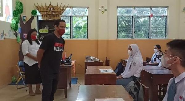 Nadiem Meninjau Pelaksanaan Sekolah Tatap Muka di Medan