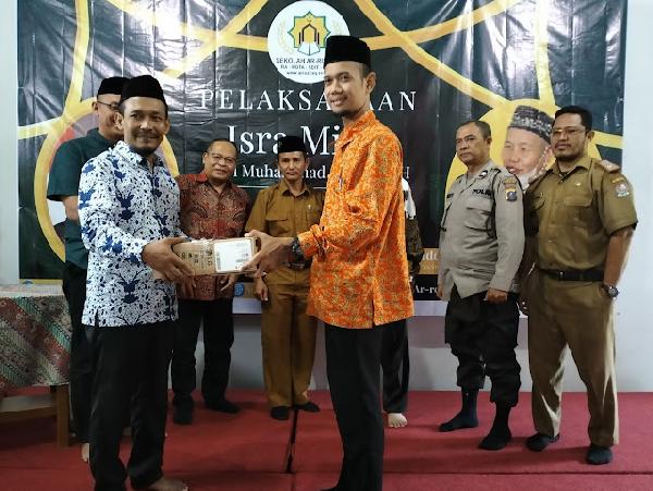 Peduli Pendidikan bagi Masyarakat Tidak Mampu, Wahyu Danin anggota DPRD Kab Deli Serdang Serahkan ba